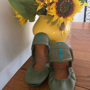 Size 10 Olive Tieks